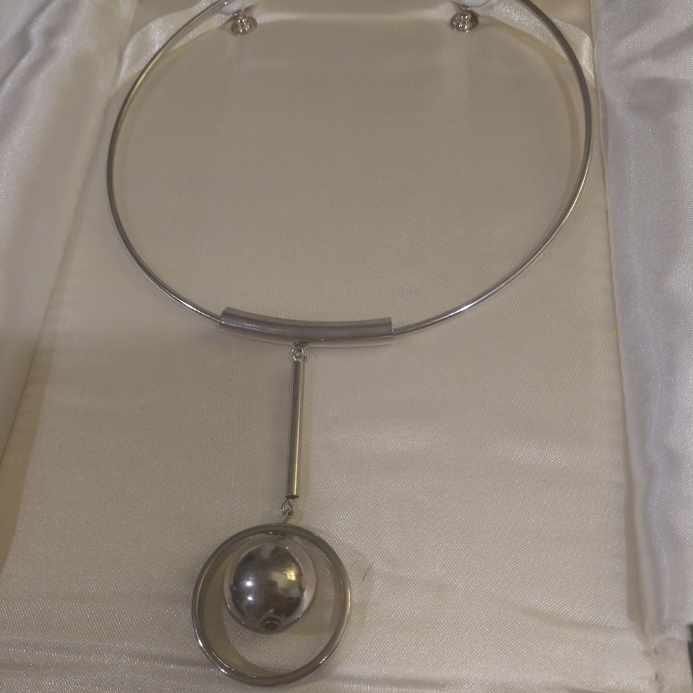 SILVERTONE NECKLACE WITH SLIDING PENDANT